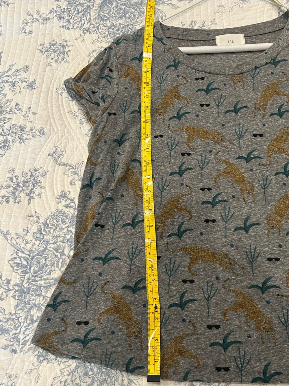 T.La Anthropologie Women's Gray Printed Short Sleeve Tee with Gold Leopard Motif - Picture 2 of 4
